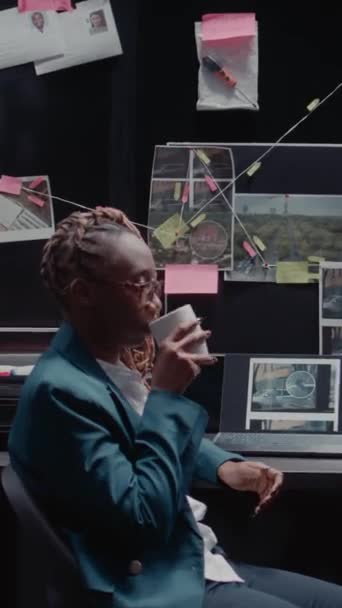 Κατακόρυφο Βίντεο Αφρο Αμερικανίδα Αστυνομικός Που Εξετάζει Φακέλους Υποθέσεων Στο — Αρχείο Βίντεο