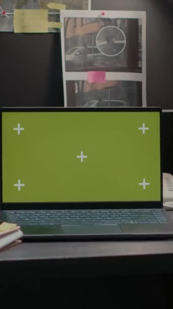 垂直视频 绿屏显示在便携式笔记本电脑上的事件室 隔离的彩色键模板 放在桌上的无线计算机显示空白的复制空间模型屏幕 证据板地图 — 图库视频影像