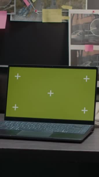Video Vertikal Laptop Modern Dengan Layar Hijau Ditempatkan Meja Arsip — Stok Video