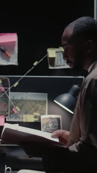 Вертикальное Видео Африканские Американские Офицеры Говорят Уликах Офисе Просматривают Дела — стоковое видео