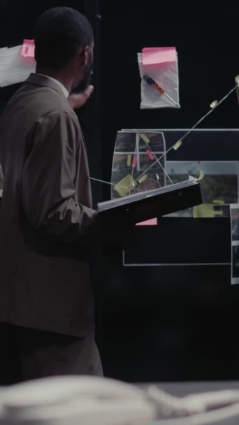 Вертикальне Відео Поліцейський Аналізує Детективну Раду Доказами Намагається Розв Язати — стокове відео