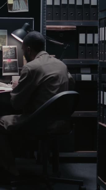 Vídeo Vertical Dois Policiais Analisando Filmagens Vigilância Trabalhando Arquivos Casos — Vídeo de Stock