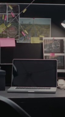 Dikey video: Soruşturma ofisindeki suç delilleri kurulu, araştırma fotoğrafları ve dava ipuçlarıyla dolu harita. Polis, sabıka kaydı ve sabıka kaydı olan arşiv alanı, kanun adamı.