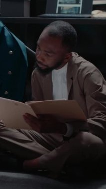 Dikey video: Meslektaşlardan oluşan bir ekip davayı çözmek ve şüpheliyi yakalamak için polis arşivindeki fotoğrafları inceliyor, fiziksel kanıtları inceliyor. Olay odasında çalışan özel dedektifler suçla ilgili ipuçları buldular.