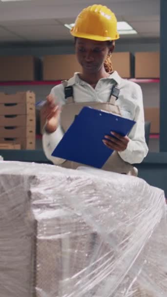 Dikey Video Kadın Çalışan Kutulardaki Malların Listesine Bakıyor Arkadaşlarıyla Hisse — Stok video