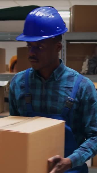 Vertikální Video Multietnický Tým Pracovníků Skenuje Čárové Kódy Krabicích Prohlíží — Stock video