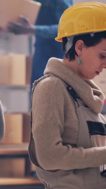 Κάθετη Βίντεο Νέοι Εργάτες Σαρώνουν Προϊόντα Στην Αποθήκη Χρησιμοποιώντας Ψηφιακή — Αρχείο Βίντεο