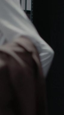 Dikey video: Hukuk bürosu ajanlarından oluşan bir ekip suç kayıtlarını okuyor, suçu çözmek için polis arşivinde dedektif kurulu ile birlikte çalışıyor. İki araştırmacı ipuçlarını bulmak için güvenlik kamerası fotoğraflarını inceliyor.