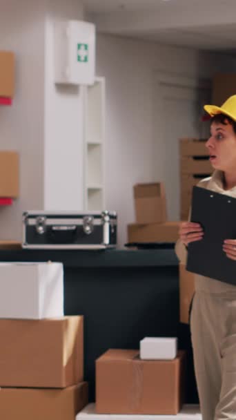 垂直视频 多族裔的员工群体在包装产品 计划装运货物分配 男人和女人看着装满商品的纸板箱 三脚架 — 图库视频影像