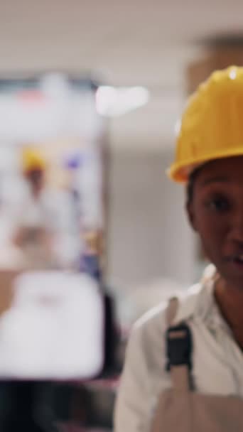 Dikey Video Tulum Giymiş Kadın Çalışan Sosyal Medya Uygulaması Için — Stok video