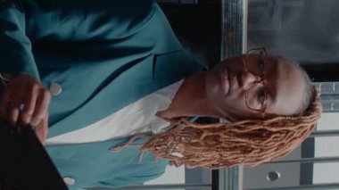 Dikey video: Arşivde dava bilgilerini okuyan özel dedektif, tanık ifadeleri ve gözetim fotoğraflarıyla dolu polis teşkilatı. Müfettiş adli kanıtlara ve ipuçlarına bakıyor. El bilgisayarı