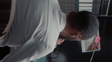 Dikey video: Özel dedektif, şüpheliyi yakalamak için suç bilgilerini analiz ederek davayı çözmek için araştırma yaptı. İpuçlarını ve suç detaylarını ortaya çıkarmak için dizin ve klasör dosyalarını kullanan erkek kanun adamı.
