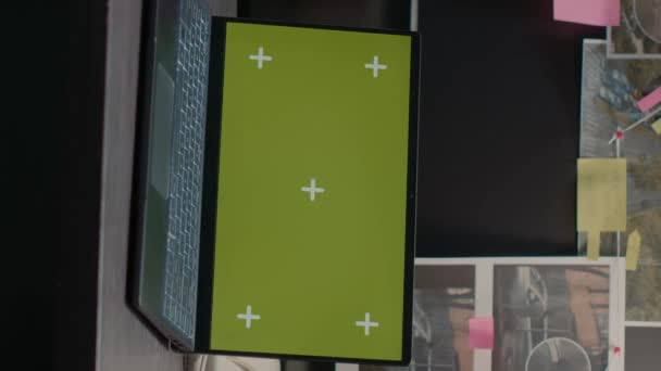 垂直视频 现代笔记本电脑 绿色屏幕放置在警方证物室的档案柜中 空白的模版放在个人电脑上 显示隔离色键复制空间的无线计算机 事件室 — 图库视频影像