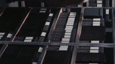 Dikey video: Afro-Amerikan hukuk ajanları özel kayıtları okuyor ve olay odasında özgeçmiş kontrolü yapıyor. Polis müfettişleri ipuçlarını ortaya çıkarmak ve adli soruşturma yürütmek için dava dosyalarını kullanıyorlar.