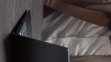 Dikey video: Arşiv odasında polis kayıtlarıyla birlikte klasörü inceleyen dedektif, suç soruşturmasını yürütmek için dizüstü bilgisayar kullanıyor. Hukuk masası müfettişi sabıka kayıtlarını inceliyor.