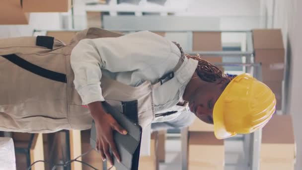 Vertikales Video Ein Multiethnisches Team Von Arbeitern Scannt Barcodes Von — Stockvideo