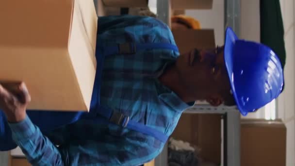 Dikey Video Barkodları Kutularda Tarayan Depolama Odasındaki Paketlere Bakan Çok — Stok video