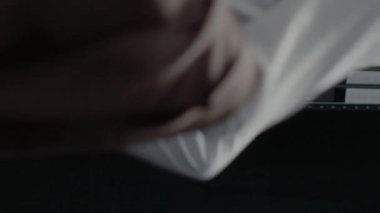 Dikey video: Hukuk bürosu ajanlarından oluşan bir ekip suç kayıtlarını okuyor, suçu çözmek için polis arşivinde dedektif kurulu ile birlikte çalışıyor. İki araştırmacı ipuçlarını bulmak için güvenlik kamerası fotoğraflarını inceliyor.