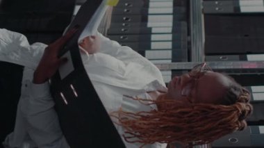 Dikey video: Özel ajanlar haritadaki suç mahalli kanıtlarını analiz ediyor, şüpheliyi yakalamak ve polis arşivinde suçu çözmek için çalışıyorlar. İçinde ipuçları olan iki dedektif dava dosyasını inceliyor. El bilgisayarı