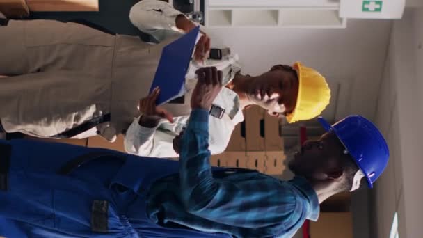 Вертикальное Видео Разные Люди Работают Мерчандайзом Коробках Планируя Распределение Заказов — стоковое видео