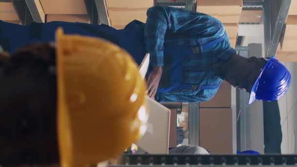 Vídeo Vertical Funcionário Masculino Trabalhando Com Laptop Sala Armazenamento Usando — Vídeo de Stock