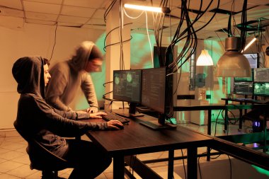 Kadın hacker kodlama bilgisayar solucanı programı, internet ağı sistemini hackleme, kötü amaçlı yazılım geliştirme. Siber saldırı, sunucu şifresini kırma, gece vakti kötü niyetli yazılım programlama.