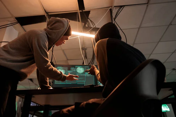 Δύο Άνδρες Tieves Κοιτάζοντας Σύστημα Του Υπολογιστή Για Χαράξει Χρησιμοποιώντας — Φωτογραφία Αρχείου