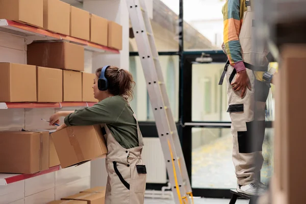 Depoda Karton Kutulara Bakan Işçiler Depoda Müşteri Siparişlerini Hazırlarken Kulaklıklarda — Stok fotoğraf