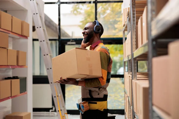 Depo Müdürü Depoda Karton Kutular Taşıyor Müşterilerin Siparişlerini Hazırlıyor Afro — Stok fotoğraf