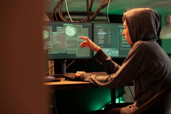 Женщина Шпион Взламывает Компьютерную Сеть Поздно Ночью Используя Вирус Взломать — стоковое фото