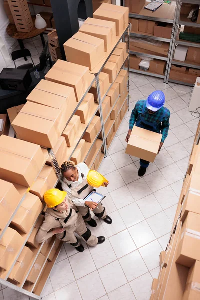 Csomagszállítást Irányító Postahivatal Üzemeltetők Raktárban Dolgozók Állnak Ügyfélmegbízások Listáján Kartondobozokkal — Stock Fotó