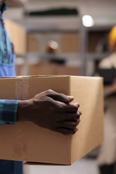 Industrieel Magazijn Medewerker Met Kartonnen Pakket Klaar Voor Verzending Afrikaanse — Stockfoto