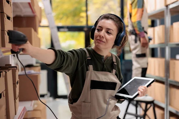 Supervisor Usando Fone Ouvido Ouvir Música Durante Inventário Armazém Digitalizando — Fotografia de Stock