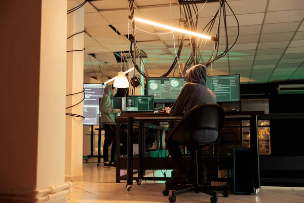 Genç Hackerlar Çoklu Monitörlerdeki Güvenlik Duvarı Şifrelemesini Kırıyor Senaryo Yazıyor — Stok fotoğraf