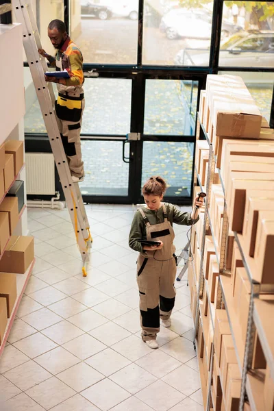 Supervisor Escanear Cajas Cartón Utilizando Escáner Tienda Durante Inventario Del — Foto de Stock