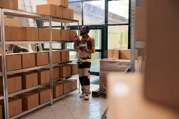 Warehouse Employee Listening Music Inventory Checking Cardboard Boxes Start Working — Stock Photo, Image