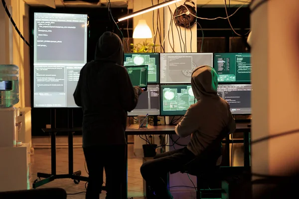 Команда Двух Воров Использующих Компьютеры Проникнуть Правительственную Сеть Внедряя Вирус — стоковое фото