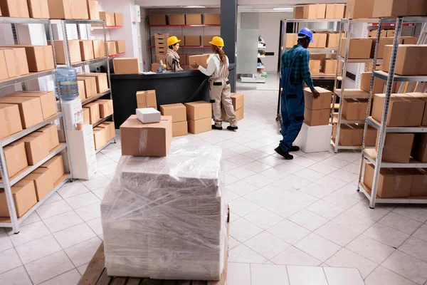 Trabajadores Almacenamiento Correos Que Gestionan Entrega Paquetes Transporte Embalaje Cajas — Foto de Stock