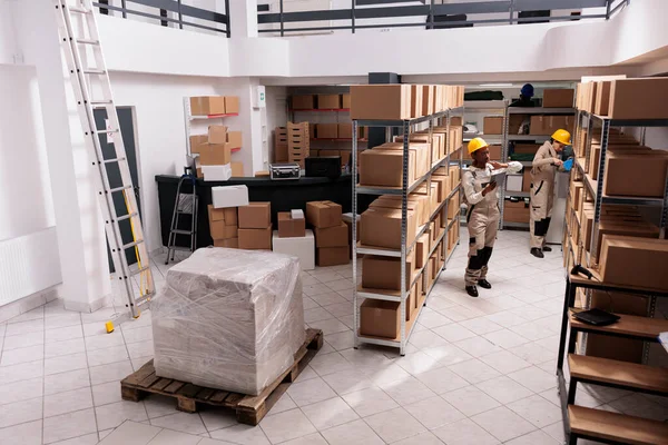 Çeşitli Depo Çalışanları Ambalajları Paketliyor Ambalajları Kontrol Ediyor Teslimat Şirketi — Stok fotoğraf