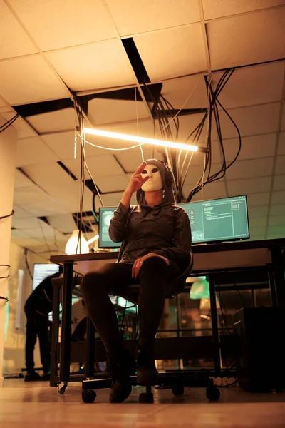 Espía Con Máscara Anónima Analizando Holograma Para Irrumpir Sistema Robando — Foto de Stock