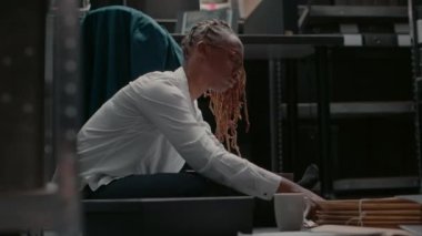 Genç dedektif, olay odasındaki şüpheli profilini kontrol ediyor, polis arşiv katındaki suç delillerini okuyor. Dedektif soruşturma yürütmek için araştırma yapıyor, dedektiflik yapıyor. El kamerasıyla..