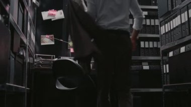 Polis müfettişi haritadaki adli delilleri analiz ediyor, suçu çözmek için profesyonel dedektif tahtasına bakıyor. Olay odasında sabıka kaydı ve sabıka kaydını kullanan bir erkek polis. El kamerasıyla..
