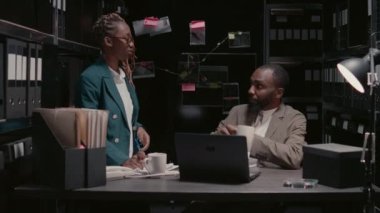 Afro-Amerikan ajanları olay odasında raporları okuyarak güvenlik kamerası görüntüleriyle şüpheliyi bulmaya çalışıyorlar. Özel dedektifler adli kanıtları inceliyor. Dedektif haritası, suç dosyası..