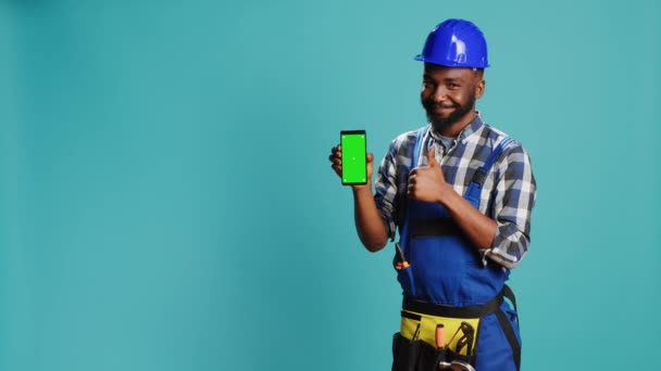 Hombre Afroamericano Mostrando Pantalla Verde Cámara Sosteniendo Teléfono Inteligente Con — Vídeos de Stock