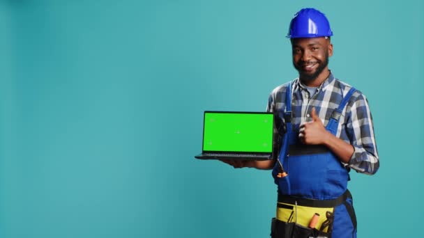 Счастливое Указание Ноутбук Зеленым Экраном Камере Реклама Изолированного Искушающего Дисплея — стоковое видео