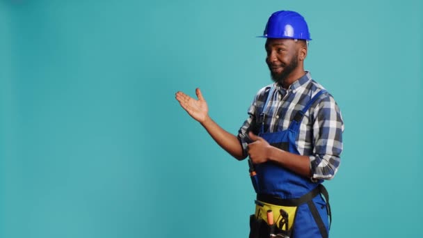 Αφροαμερικάνος Επισκευαστής Δείχνει Κάτι Στο Στούντιο Υποδεικνύοντας Την Σωστή Κατεύθυνση — Αρχείο Βίντεο