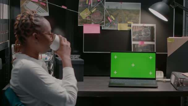 아프리카 미국인 에이전트는 노트북에 스크린을 사용하고 고립된 디스플레이를 분석하고 수사를 — 비디오