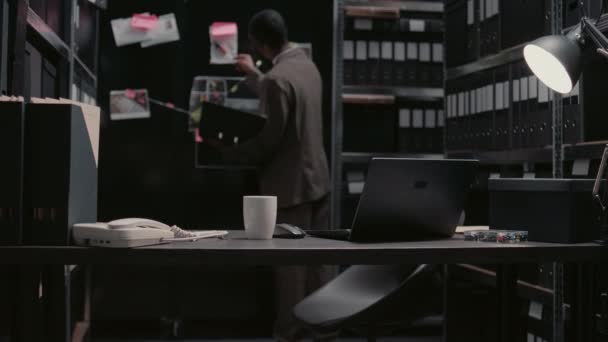 보관소에서 서류를 수사관 부점을 밝혀내기 사진을 사용하고 아프리카 미국인 용의자를 — 비디오