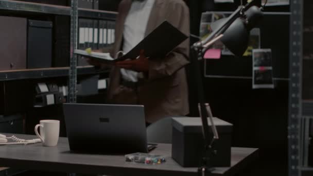 Мужчина Инспектор Изучает Отчет Криминальным Прошлым Архивном Офисе Частный Детектив — стоковое видео
