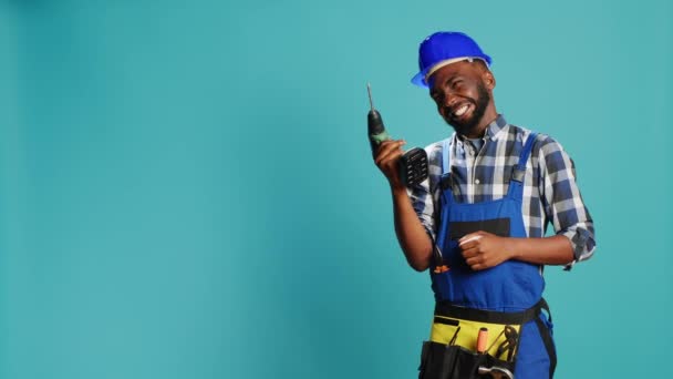 Afrikalı Amerikalı Adam Duvarda Elektrikli Matkap Kamerada Kablosuz Çivi Tabancası — Stok video